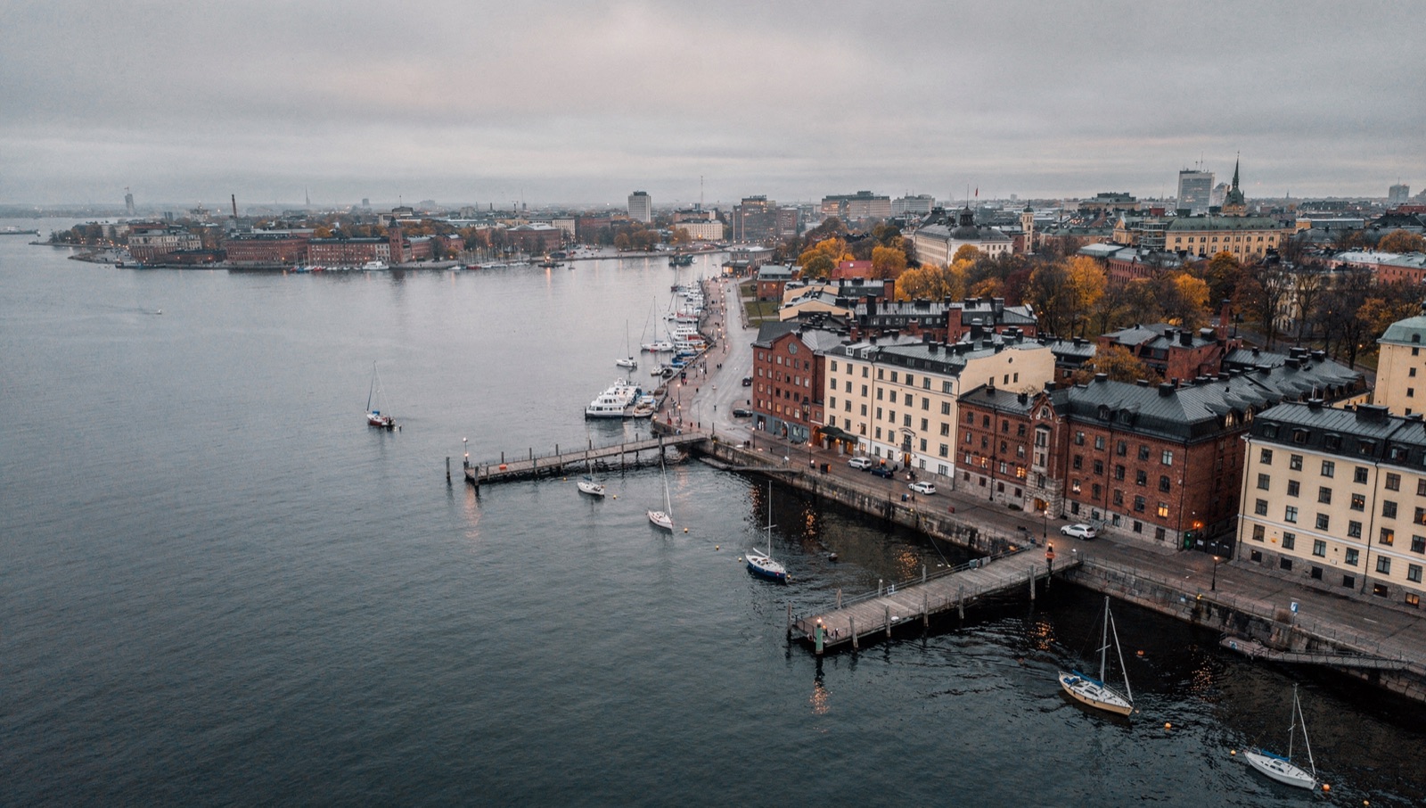 Helsingin ranta ja satama ylhäältä kuvattuna